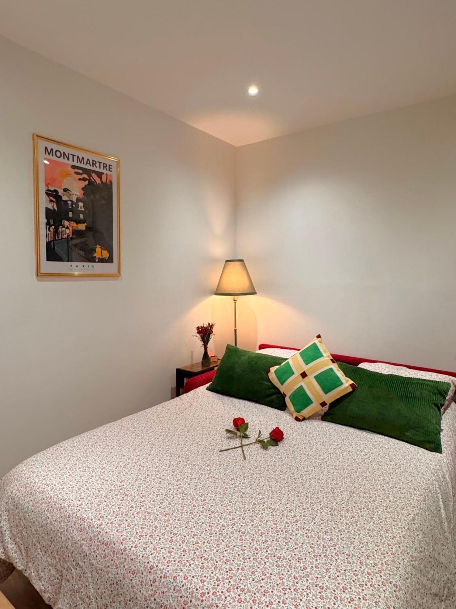 Amelie Poulain Studio In Heart Of Montmartre Paris Exterior foto